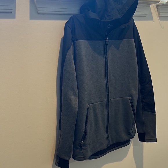 Boys light weight under Armour yxl jacket - Picture 2 of 4